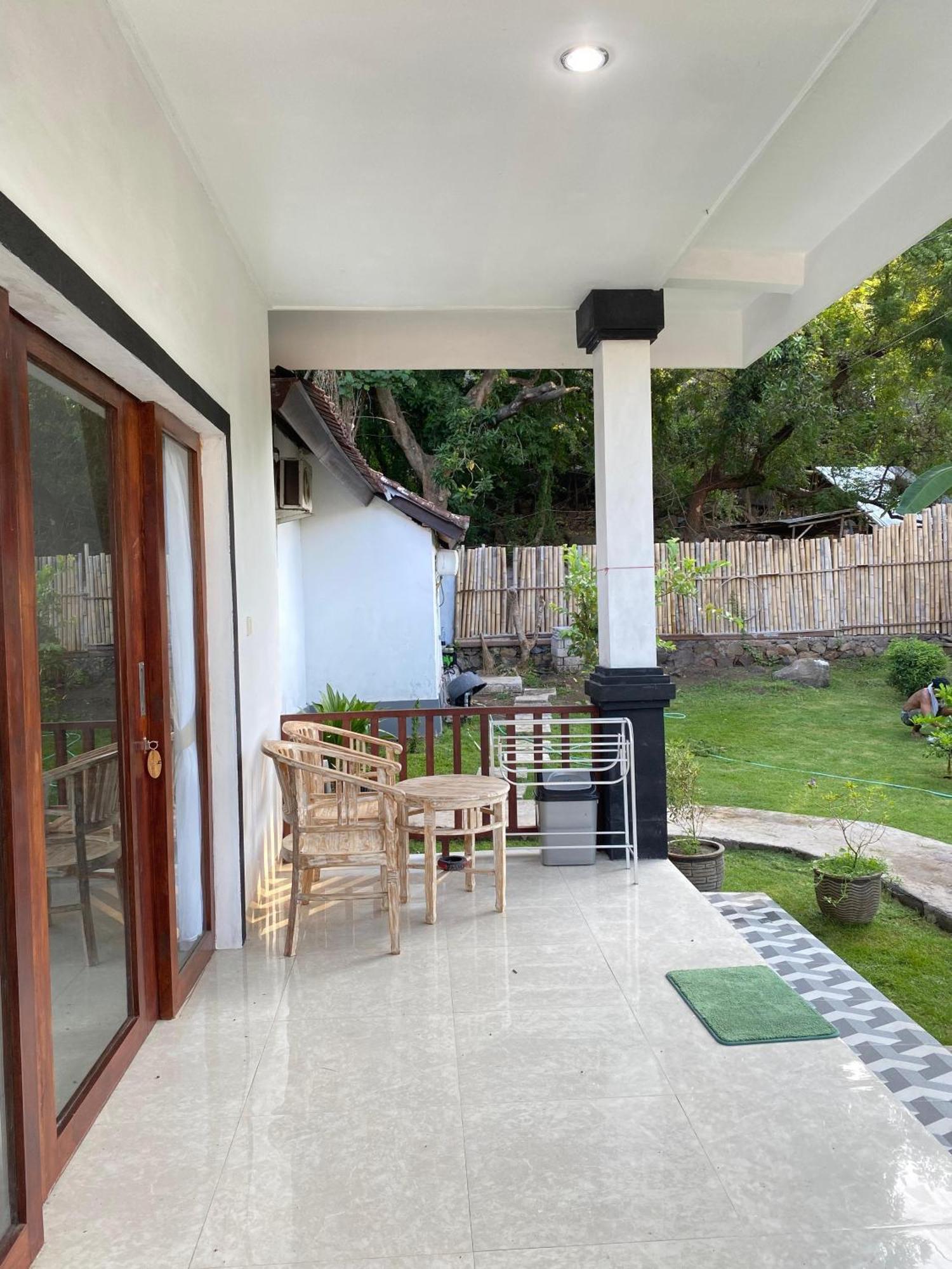Coconut Beach Bungalows & Warung 2 Amed  Exterior photo