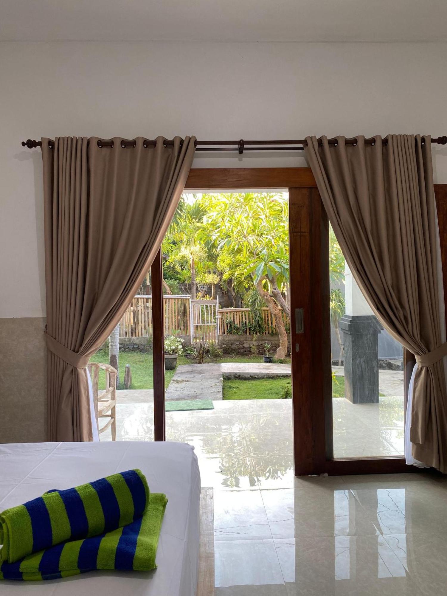 Coconut Beach Bungalows & Warung 2 Amed  Exterior photo