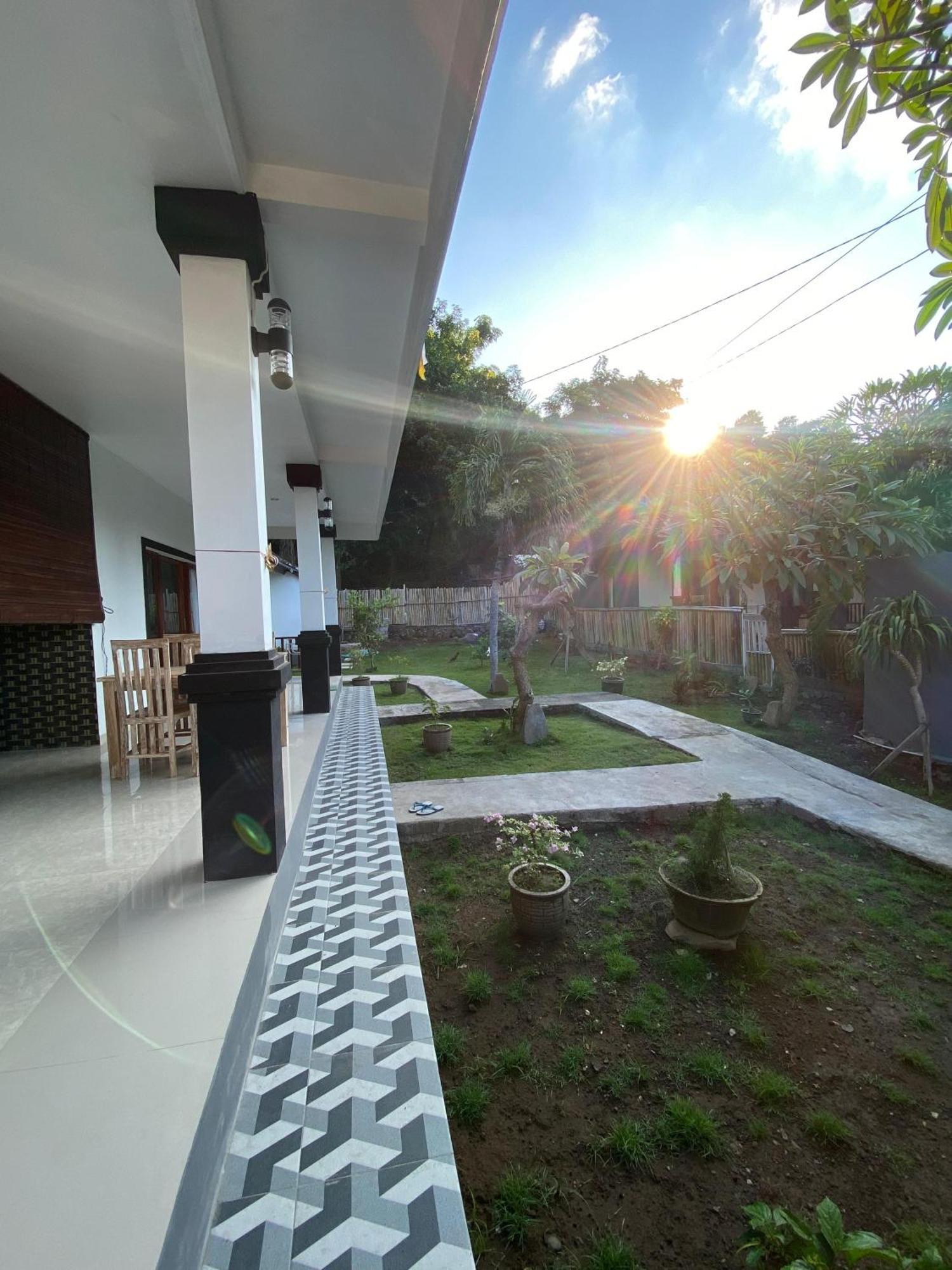 Coconut Beach Bungalows & Warung 2 Amed  Exterior photo